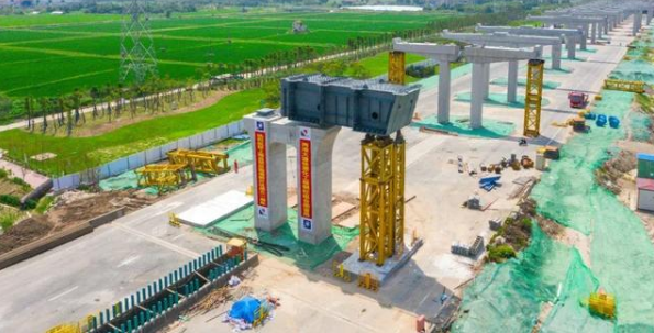 The first steel box girder of Shanghai Lianggang Avenue rapid project was successfully hoisted